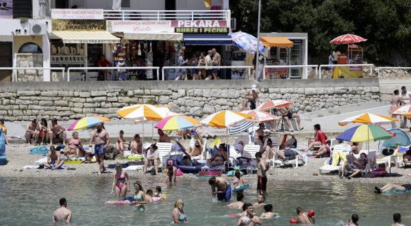 28.06.2020., Neum - Gradjani Bosne i Hercegovine napunili plaze. Photo: Denis Kapetanovic /PIXSELL