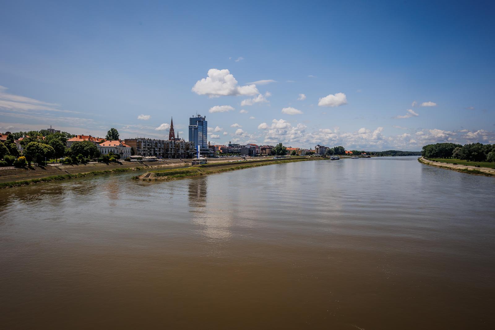 27.06.2023., Osijek - Ljetni ugodjaj Visecem Mostu. Nakon pogorsanja istok Hrvatske osvanuo je pod lijepim i suncanim vremenom. Photo: Zvonimir Barisin/PIXSELL