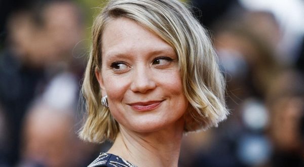 The 76th Cannes Film Festival - Screening of the film "Club Zero" in competition - Red Carpet Arrivals - Cannes, France, May 22,  2023. Cast member Mia Wasikowska poses. REUTERS/Gonzalo Fuentes Photo: GONZALO FUENTES/REUTERS