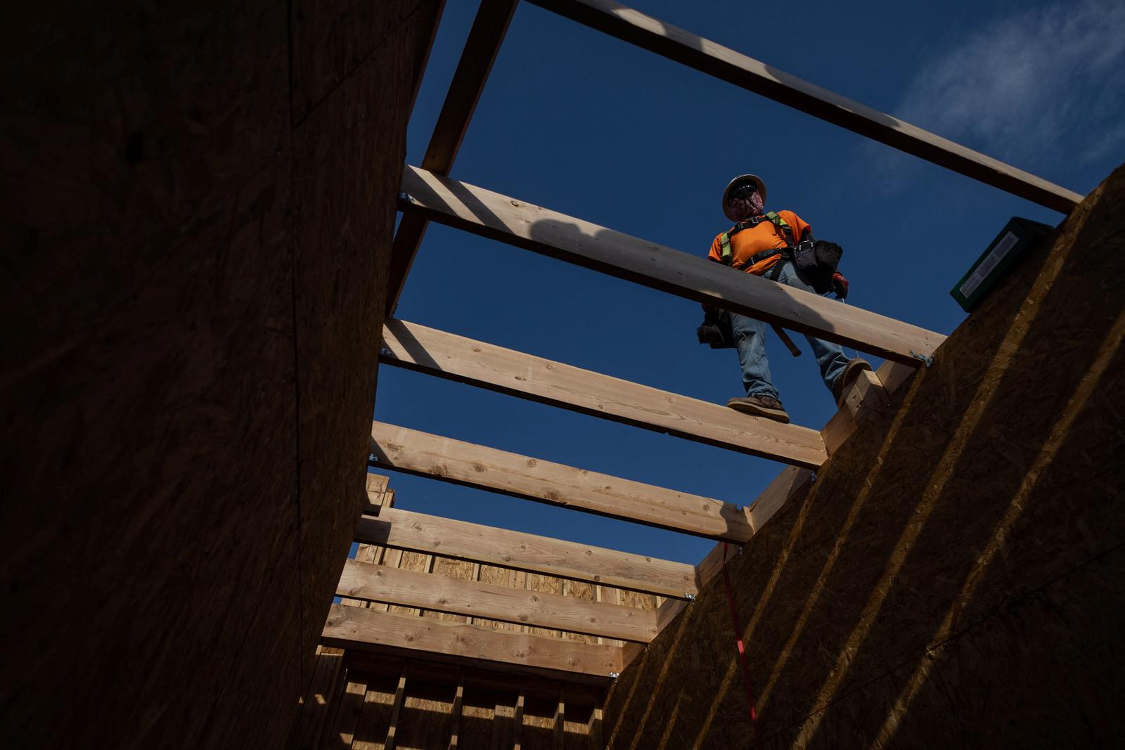 A construction worker is seen on a construction site roof during a heat wave where temperatures rise over 110 degrees Fahrenheit for 27 consecutive days, in Scottsdale, at the Phoenix metro area, Arizona, U.S., July 28, 2023.   REUTERS/Carlos Barria Photo: CARLOS BARRIA/REUTERS