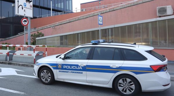 28.5.2023.., Rijeka - Policijski ocevid ispred upravne zgrade Plodina u sklopu Tower centra u Rijeci. Photo: Nel Pavletic/PIXSELL