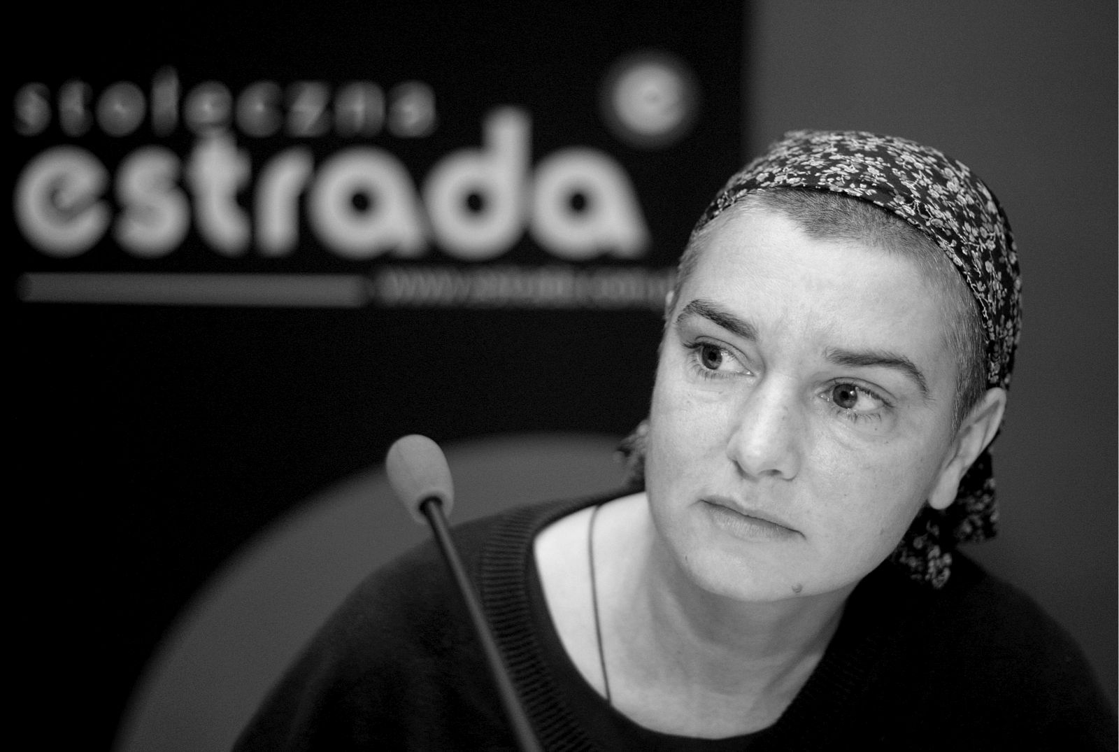 epa10770143 (FILE) - Irish singer and author Sinead O'Connor looks on during a meeting with media in Warsaw, Poland, 30 May 2008 (reissued 26 July 2023). O'Connor has died at the age of 56, the singer's family announced on 26 July 2023.  EPA/LESZEK SZYMANSKI POLAND OUT *** Local Caption *** 50140822