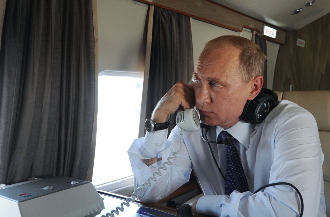 epa04890630 Russian President Vladimir Putin inspects the transport infrastructure facilities in Black sea port of Novorossiysk and surrounding areas from onboard a helicopter, Novorossiysk, southern Russia, 20 August 2015.  EPA/MIKHAIL KLIMENTYEV / RIA NOVOSTI / KREMLIN POOL MANDATORY CREDIT