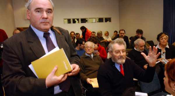Zagreb, 15.02.2003 - Plenum Hrvtskog drutva pisaca. na slici predsjednik drutva Velimir Viskoviæ.
foto FaH / Denis CERIÆ