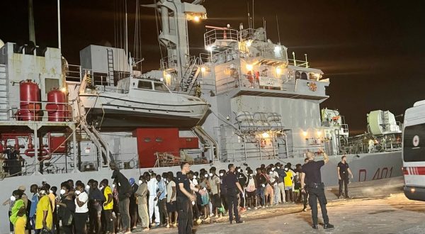 epa10753424 Around 700 migrants wait to board an Italian Navy ship to be taken to Messina and Calabria, from Lampedua, Italy, early 18 July 2023. Over 2,000 people are present in the hotspot of the island Lampedusa.  EPA/ELIO DESIDERIO