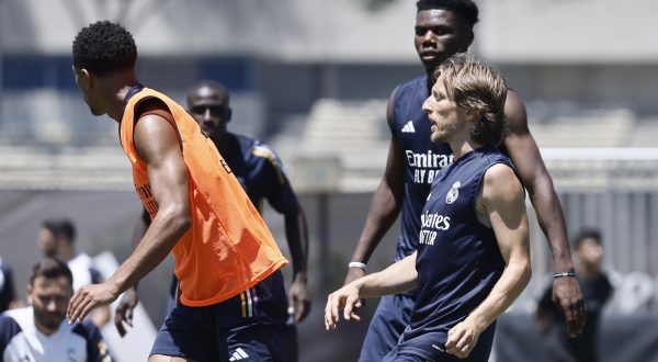 epa10758950 Luka Modric (R) trains with Real Madrid CF teammates in Los Angeles, California, USA, 20 July 2023. Real Madrid are in the US for their 2023 tour which will start with a match against AC Milan on 24 July in Loas Angeles.  EPA/ETIENNE LAURENT