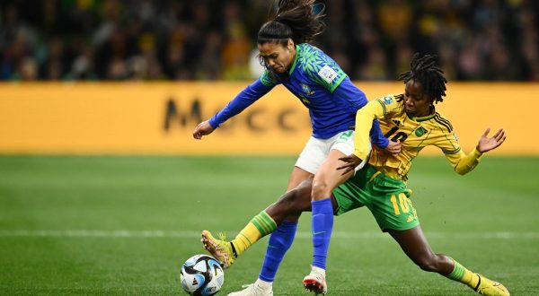 epa10781151 Antonia (L) of Brazil and Jody Brown of Jamaica compete for the ball during the FIFA Women's World Cup 2023 group F soccer match between Jamaica and Brazil at Melbourne Rectangular Stadium in Melbourne, Australia, 02 August 2023.  EPA/JOEL CARRETT AUSTRALIA AND NEW ZEALAND OUT  EDITORIAL USE ONLY
