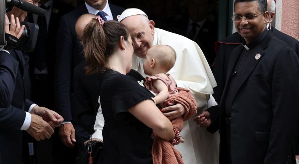 epa10781635 Pope Francis greets a baby after a meeting with the Portugal's Prime Minister at Apostolic Nunciature in Lisbon, Portugal, 02 August 2023. The Pontiff is in Portugal on the occasion of World Youth Day (WYD), one of the main events of the Church that gathers the Pope with youngsters from around the world, that takes place until 06 August.  EPA/MIGUEL A. LOPES / POOL