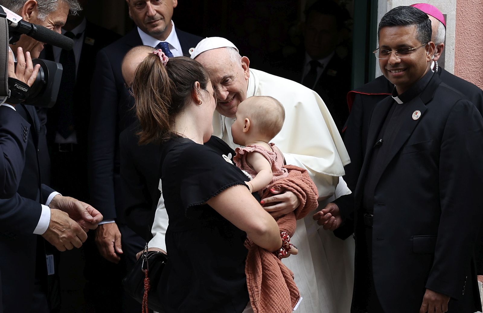 epa10781635 Pope Francis greets a baby after a meeting with the Portugal's Prime Minister at Apostolic Nunciature in Lisbon, Portugal, 02 August 2023. The Pontiff is in Portugal on the occasion of World Youth Day (WYD), one of the main events of the Church that gathers the Pope with youngsters from around the world, that takes place until 06 August.  EPA/MIGUEL A. LOPES / POOL