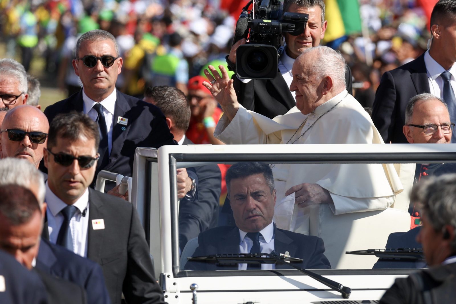 epa10783260 Pope Francis arrives to attend a welcome ceremony in Meeting Hill at Parque Eduardo VII in Lisbon, Portugal, 03 August 2023. The Pontiff is in Portugal on the occasion of World Youth Day (WYD), one of the main events of the Church that gathers the Pope with youngsters from around the world, that takes place until 06 August.  EPA/MIGUEL A. LOPES / POOL