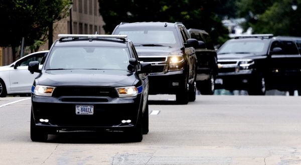 epa10783621 The motorcade of former US President Donald J. Trump arrives outside the E. Barrett Prettyman United States Courthouse, where Judge Tanya Sue Chutkan will arraign former US President Donald J. Trump in Washington, DC, USA, 03 August 2023. A federal grand jury has indicted Trump over his efforts to overturn the 2020 presidential election.  EPA/MICHAEL REYNOLDS