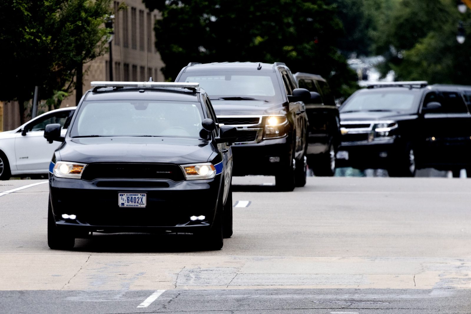 epa10783621 The motorcade of former US President Donald J. Trump arrives outside the E. Barrett Prettyman United States Courthouse, where Judge Tanya Sue Chutkan will arraign former US President Donald J. Trump in Washington, DC, USA, 03 August 2023. A federal grand jury has indicted Trump over his efforts to overturn the 2020 presidential election.  EPA/MICHAEL REYNOLDS