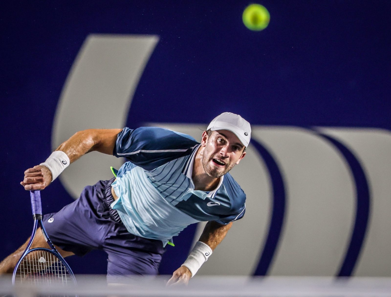 epa10785409 Borna Coric of Croatia in action against Stefanos Tsitsipas of Greece during the Mifel Tennis Open by Telcel Oppo Los Cabos Tournament, in the state of Baja California Sur, Mexico, 05 August 2023.  EPA/JORGE REYES