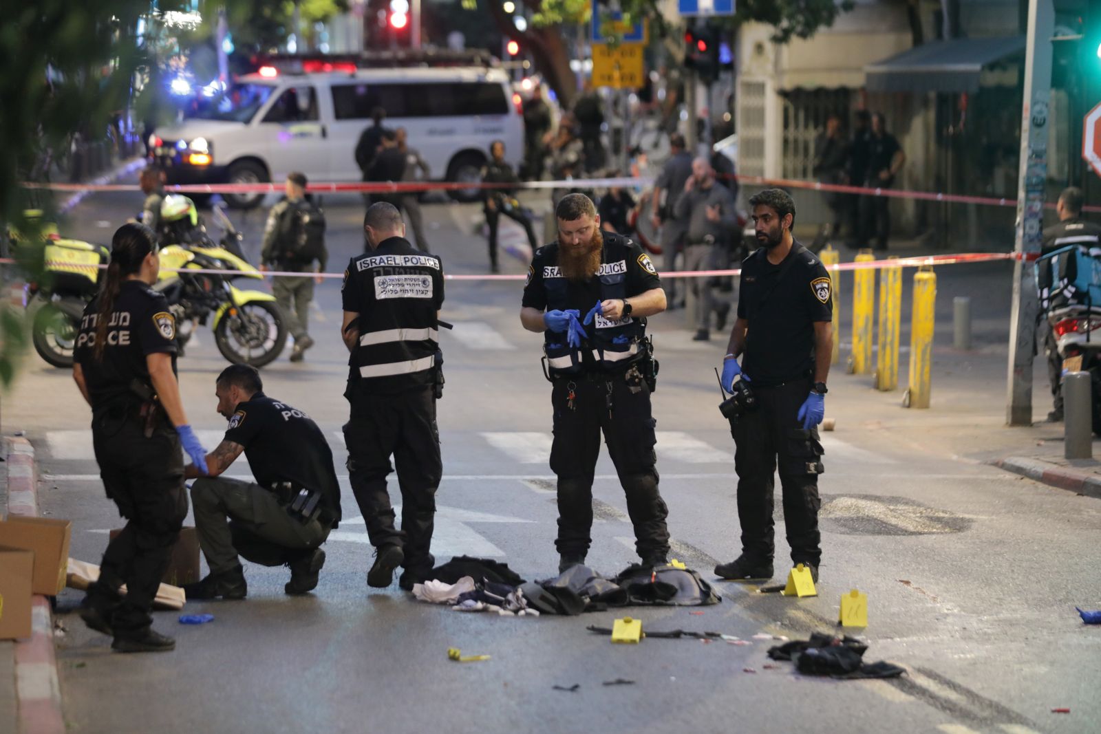 epa10786456 Police at the scene of a suspected shooting attack in Tel Aviv, Israel, 05 August 2023. At least one person was critically injured in the attack, the Magen David Adom rescue service said. The suspected perpetrator was shot dead by municipal security guards, according to police.  EPA/ABIR SULTAN