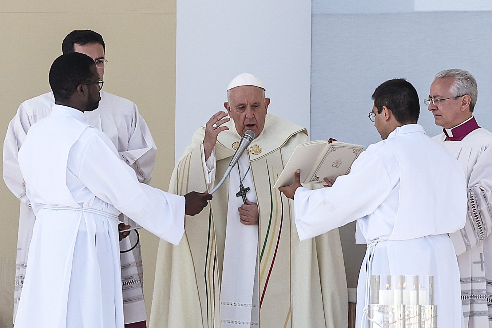 epa10787104 Pope Francis (C) celebrates a Holy Mass on the last day of World Youth Day (WYD) at Parque Tejo in Lisbon, Portugal, 06 August 2023. The Pontiff is in Portugal on the occasion of World Youth Day (WYD), one of the main events of the Church that gathers the Pope with youngsters from around the world.  EPA/INACIO ROSA / POOL