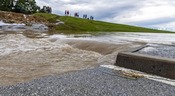 Odra, 06.08.2023. - Vodostaj u kanalu Sava - Odra je počeo padati nakon vodenog vala iz Slovenije.
foto HINA/ Edvard ŠUŠAK/ es
