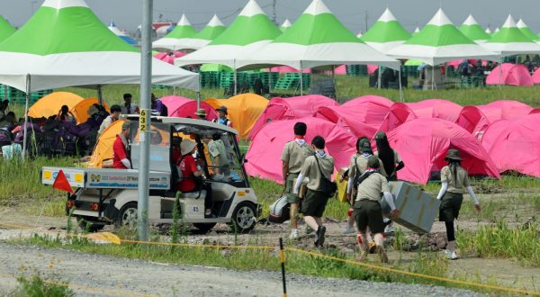 epa10779265 Attendees of the 25th World Scout Jamboree arrive at a scout camping site in the Saemangeum reclamation area in Buan, North Jeolla Province, on South Korea's west coast, 01 August 2023, as the international event kicks off later in the day for a 12-day run.  EPA/YONHAP SOUTH KOREA OUT