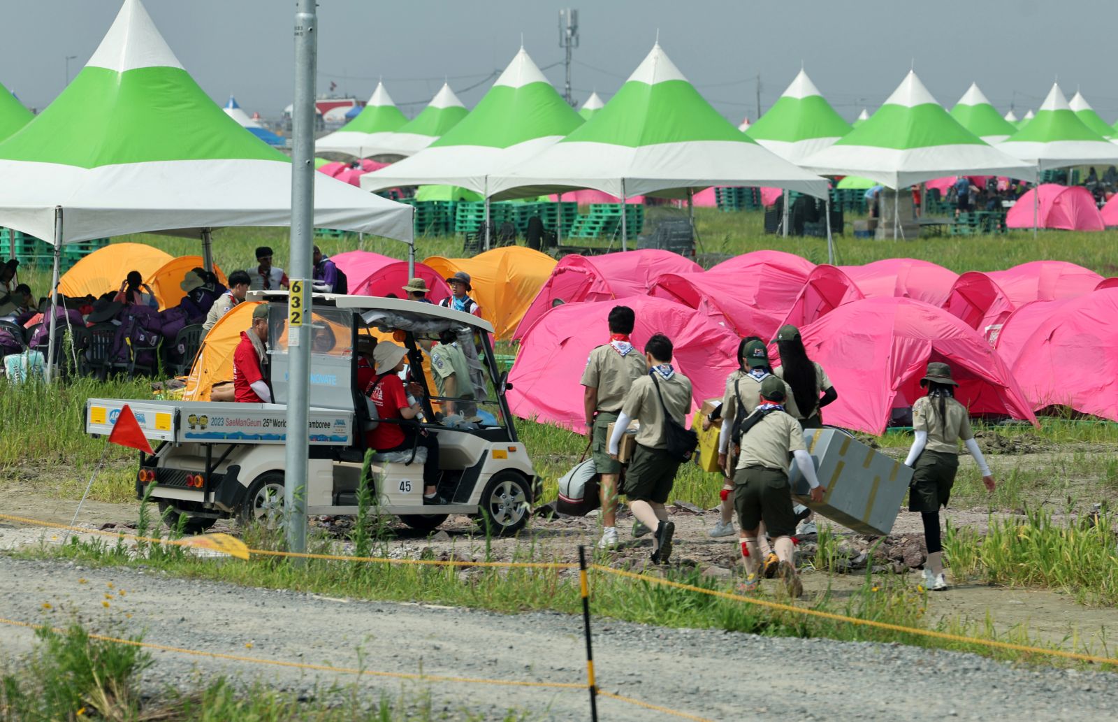 epa10779265 Attendees of the 25th World Scout Jamboree arrive at a scout camping site in the Saemangeum reclamation area in Buan, North Jeolla Province, on South Korea's west coast, 01 August 2023, as the international event kicks off later in the day for a 12-day run.  EPA/YONHAP SOUTH KOREA OUT