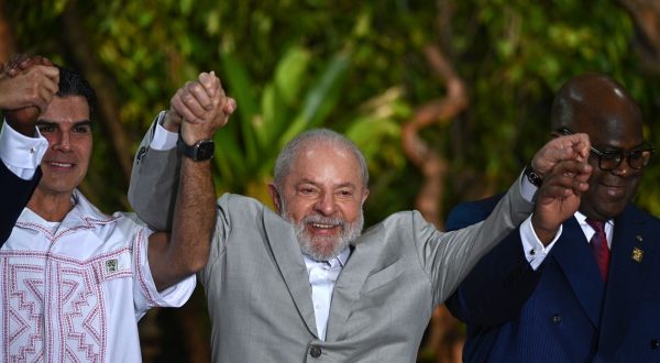 epa10791916 The governor of the Brazilian state of Para, Helder Barbalho (L); Brazilian President Luiz Inacio Lula da Silva (C) and Democratic Republic of Congo President Felix Tshisekedi pose for an official photo during the second day of the Amazon Summit in Belem, Brazil, 09 August 2023. The second and final day of the Amazon Summit began with the participation of invited countries from Africa, Asia, Europe and America. The eight partners of the Amazon Cooperation Treaty Organization (OTCA) will share a table with representatives of Indonesia, the Republic of the Congo and the Democratic Republic of the Congo, also holders of large areas of tropical forest.  EPA/Andre Borges