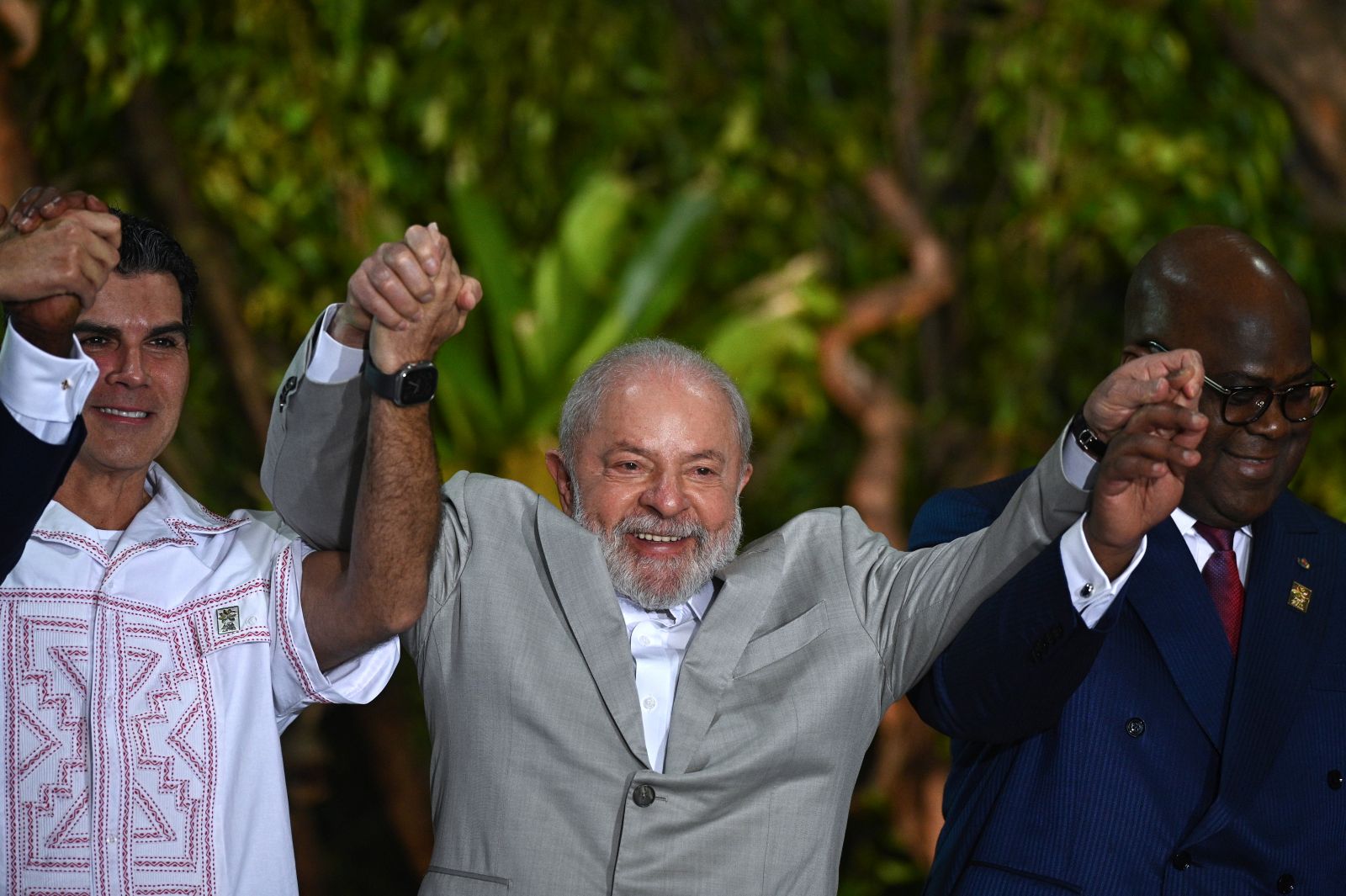 epa10791916 The governor of the Brazilian state of Para, Helder Barbalho (L); Brazilian President Luiz Inacio Lula da Silva (C) and Democratic Republic of Congo President Felix Tshisekedi pose for an official photo during the second day of the Amazon Summit in Belem, Brazil, 09 August 2023. The second and final day of the Amazon Summit began with the participation of invited countries from Africa, Asia, Europe and America. The eight partners of the Amazon Cooperation Treaty Organization (OTCA) will share a table with representatives of Indonesia, the Republic of the Congo and the Democratic Republic of the Congo, also holders of large areas of tropical forest.  EPA/Andre Borges