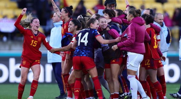 epa10794353 Spain celebrates thier win over the Netherlands during the FIFA Women's World Cup 2023 Quarter Final soccer match between Spain and the Netherlands in Wellington, New Zealand, 11 August 2023.  EPA/AARON GILLIONS  EDITORIAL USE ONLY AUSTRALIA AND NEW ZEALAND OUT