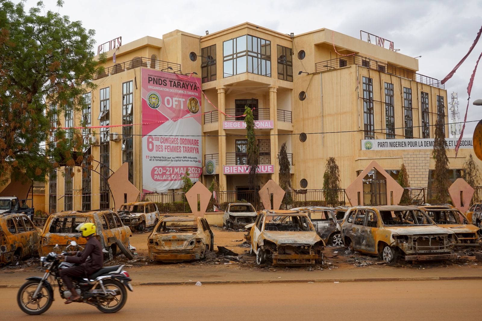 epa10795195 Burnt-out vehicles sit in front of the Nigerien Party for Democracy and Socialism (PNDS-Tarayya), the party of ousted President Mohamed Bazoum, in Niamey, Niger, 11 August 2023. The leaders of the Economic Community of West African States (ECOWAS) have approved the deployment of a 'standby force to restore constitutional order' in Niger, two weeks after democratically elected President Bazoum was ousted in a coup lead by General Abdourahmane Tchiani, head of the presidential guard.  EPA/ISSIFOU DJIBO