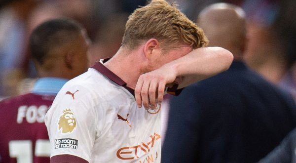 epa10796270 Manchester City's Kevin De Bruyne leaves the field after picking up an injury in the English Premier League soccer match between Burnley and Manchester City at Turf Moor in Burnley, Britain, 11 August 2023 (issued 12 August 2023).  EPA/Peter Powell EDITORIAL USE ONLY. No use with unauthorized audio, video, data, fixture lists, club/league logos or 'live' services. Online in-match use limited to 120 images, no video emulation. No use in betting, games or single club/league/player publications