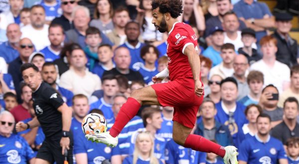 epa10798841 Liverpool's Mohamed Salah in action during the English Premier League match between Chelsea FC and Liverpool FC in London, Britain, 13 August 2023.  EPA/NEIL HALL EDITORIAL USE ONLY. No use with unauthorized audio, video, data, fixture lists, club/league logos or 'live' services. Online in-match use limited to 120 images, no video emulation. No use in betting, games or single club/league/player publications