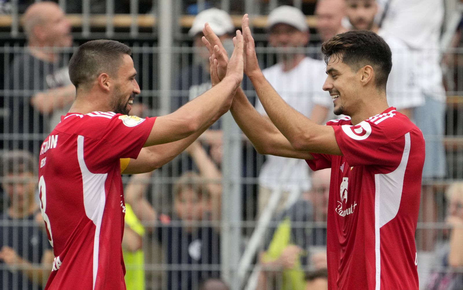 epa10798891 Union’s Diogo Leite (R) celebrates with teammates after scoring the 3-0 lead during the German DFB Cup first round soccer match between FC-Astoria Walldorf and 1. FC Union Berlin in Walldorf, Germany, 13 August 2023.  EPA/RONALD WITTEK CONDITIONS - ATTENTION: The DFB regulations prohibit any use of photographs as image sequences and/or quasi-video.