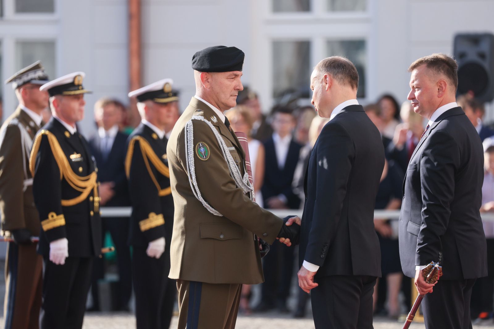epa10800478 Polish President Andrzej Duda (C-R) and Commander of the 17th 'Wielkopolska' Mechanized Brigade Slawomir Kocanowski (C-L) during the presentation of general and admiral nominations and state decorations in the courtyard of the Presidential Palace in Warsaw, Poland, 14 August 2023. The celebrations of the anniversary of the Battle of Warsaw and the Polish Army Day are underway, which this year are held under the slogan 'Strong White and Red'.  EPA/Leszek Szymanski POLAND OUT