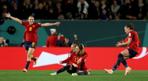 epa10801164 Olga Carmona (centre) of Spain celebrates her match winning goal during the FIFA Women's World Cup 2023 semi final soccer match between Spain and Sweden in Auckland, New Zealand, 15 August 2023.  EPA/BRETT PHIBBS AUSTRALIA AND NEW ZEALAND OUT  EDITORIAL USE ONLY
