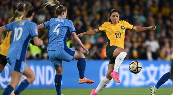 epa10802545 Sam Kerr of Australia (R) in action during the FIFA Women's World Cup semi-final soccer match between Australia and England in Sydney, Australia, 16 August 2023.  EPA/DEAN LEWINS AUSTRALIA AND NEW ZEALAND OUT  EDITORIAL USE ONLY