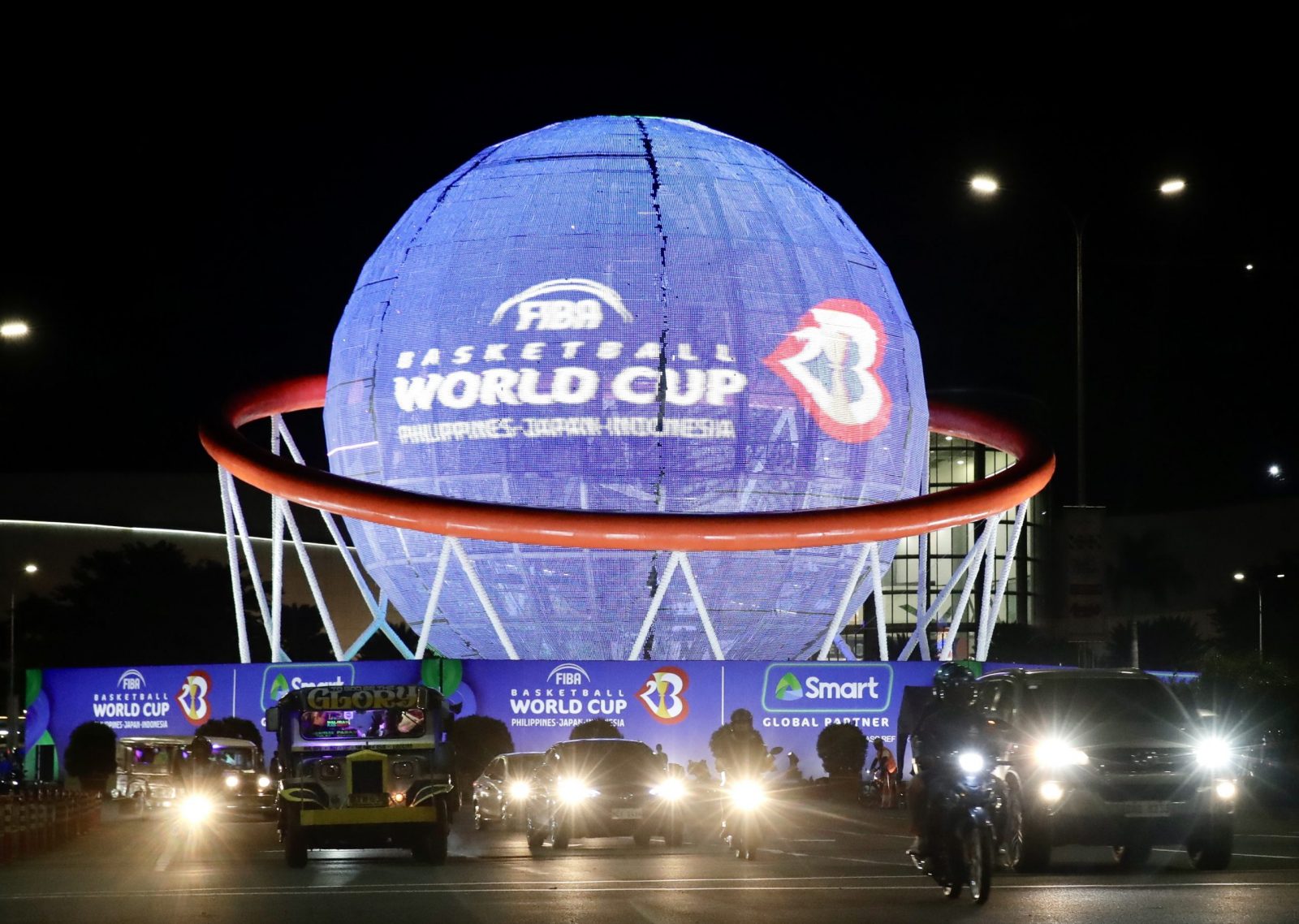 epa10802876 A giant FIBA Basketball World Cup globe with a giant basketball hoop on display at Mall of Asia arena in Manila, Philippines, 16 August 2023. President Ferdinand ‘Bongbong’ Marcos Junior has ordered the suspension of school classes and government work in Metro Manila and Bulacan province on 25 August 2023 as the country is co-hosting the FIBA Basketball World Cup. The competition is held from 25 August to 10 September 2023.  EPA/FRANCIS R. MALASIG