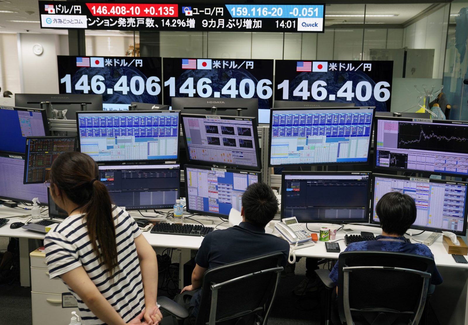 epa10803729 Money dealers check monitors during an afternoon trading session of US dollar and Japanese yen in Tokyo, Japan, 17 August 2023. The US currency rises to mid 146 yen level against Japanese currency.  EPA/KIMIMASA MAYAMA
