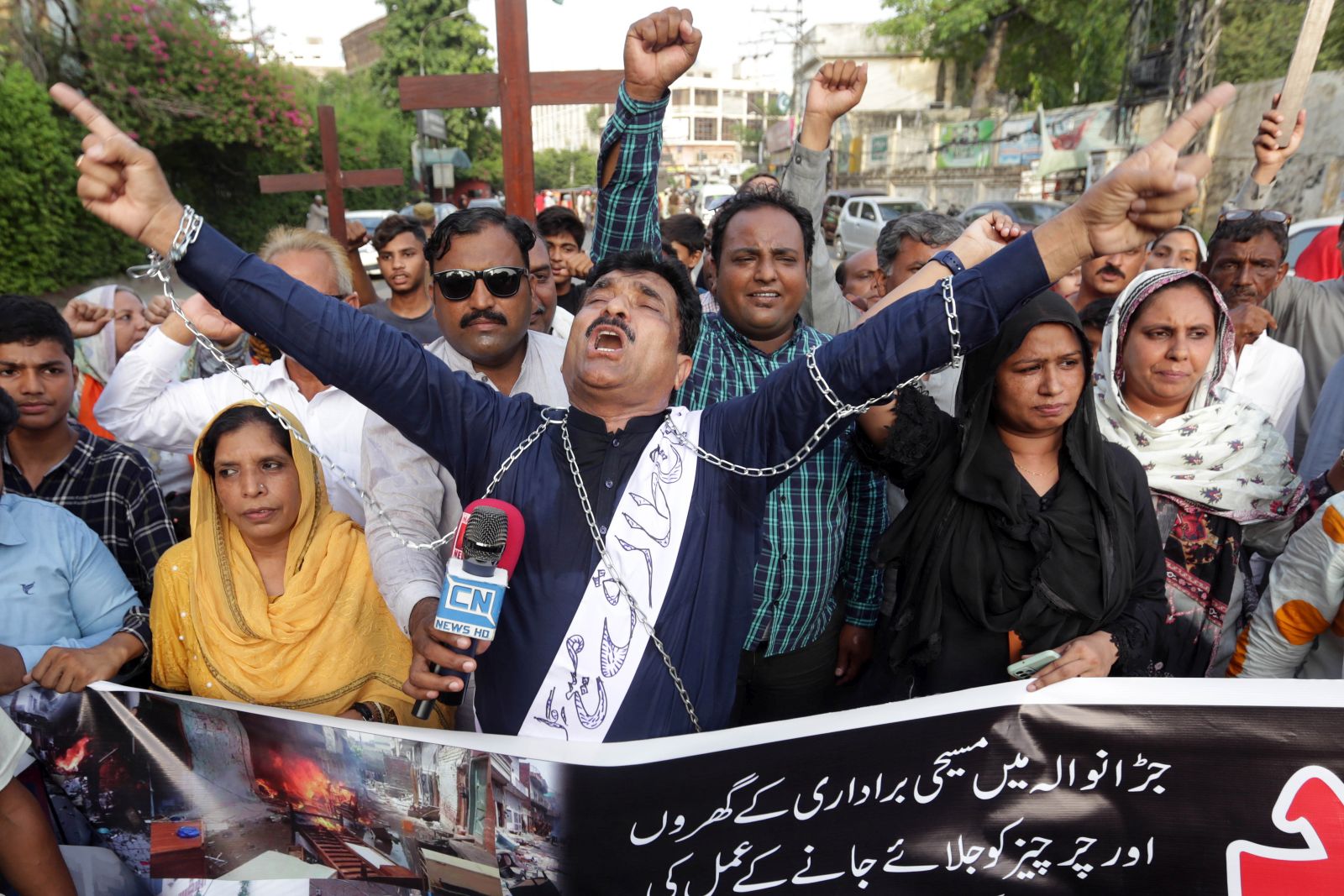 epa10804867 Members of the Christian minority gesture as they shout slogans during a protest against mob attacks that erupted the day before in Jaranwala, near Faisalabad, in Peshawar, Pakistan, 17 August 2023. Armed mobs in Jaranwala targeted two churches and private homes, setting them on fire and causing widespread destruction. The attack was sparked by the discovery of torn pages of the Muslims holy book Koran with alleged blasphemous content near a Christian colony.  EPA/RAHAT DAR