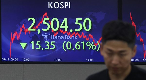 epa10805203 An electronic signboard in the dealing room of Hana Bank in Seoul, South Korea, 18 August 2023, shows the benchmark Korea Composite Stock Price Index having dropped 15.35 points, or 0.61 percent, to close at 2,504.50. South Korean stocks fell for the sixth consecutive session to a three-month low on concerns about the Federal Reserve's continued push for aggressive monetary tightening and risks of the Chinese property sector.  EPA/YONHAP SOUTH KOREA OUT
