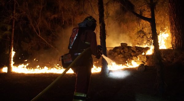 epa10805207 A handout photo made available by Military Emergency Unit (UME) shows UME firefighter working to extinguish the forest fire in Afaro-Candelaria, Tenerife, Canary Islands, Spain, 18 August 2023. The forest fire on the island of Tenerife is still out of control and has affected 3,273 hectares in eight municipalities, although some of the defensive lines put in place in the extinguishing works are beginning to produce results.  EPA/UME HANDOUT  HANDOUT EDITORIAL USE ONLY/NO SALES