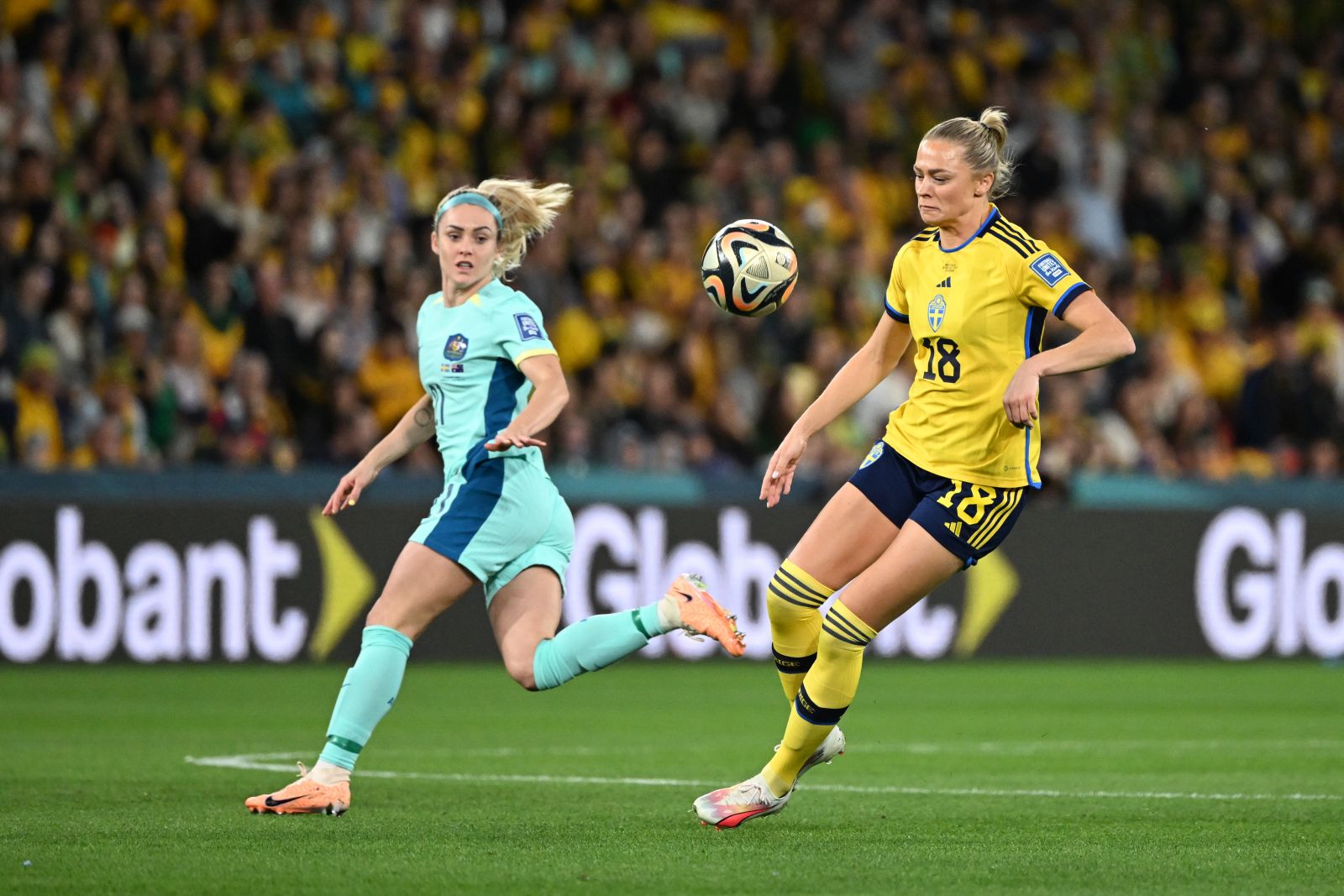 epa10806673 Fridolina Rolfo (R) of Sweden and Ellie Carpenter (L) of Australia in action during the FIFA Women's World Cup 2023 Third Place match between Sweden and Australia, in Brisbane, Australia, 19 August 2023.  EPA/DARREN ENGLAND AUSTRALIA AND NEW ZEALAND OUT  EDITORIAL USE ONLY