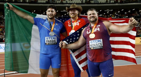 epa10808259 (from L) Silver medalist Leonardo Fabbri of Italy, gold medalist Ryan Crouser of the USA and bronze medalist Joe Kovacs of the USA celebrate after the Men's Shot Put final at the World Athletics Championships Budapest, Hungary, 19 August 2023.  EPA/ROBERT GHEMENT
