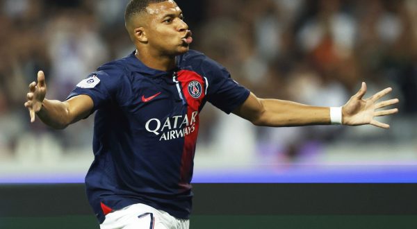 epa10808346 Paris Saint Germain's Kylian Mbappe celebrates after scoring a penalty goal during the French Ligue 1 soccer match between Toulouse FC and PSG at the TFC Stadium, in Toulouse, France, 19 August 2023.  EPA/GUILLAUME HORCAJUELO