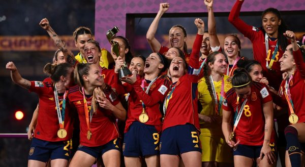 epa10809681 Spain celebrate winning the FIFA Women's World Cup 2023 Final soccer match between Spain and England at Stadium Australia in Sydney, Australia, 20 August 2023.  EPA/DAN HIMBRECHTS  AUSTRALIA AND NEW ZEALAND OUT