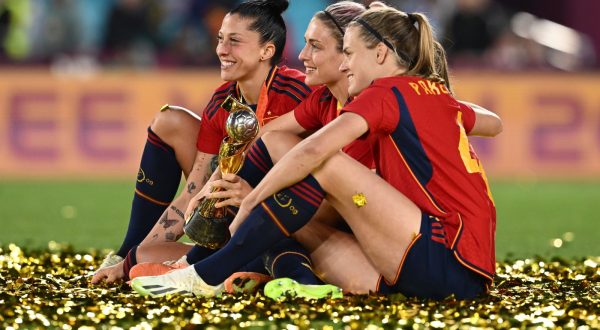 epa10809722 Jennifer Hermoso, Alexia Putellas and Irene Paredes of Spain pose with the trophy after winning the FIFA Women's World Cup 2023 Final soccer match between Spain and England at Stadium Australia in Sydney, Australia, 20 August 2023.  EPA/DAN HIMBRECHTS  AUSTRALIA AND NEW ZEALAND OUT