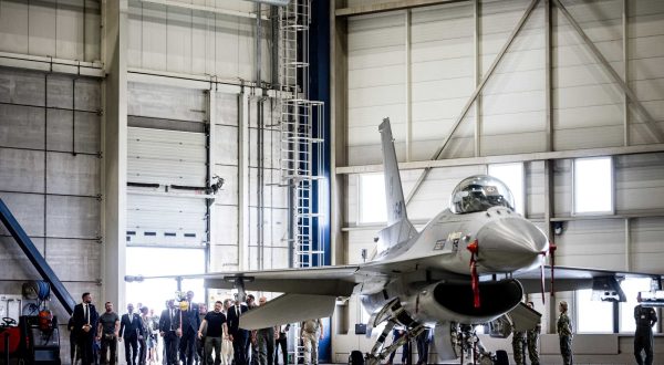 epa10809742 Ukrainian President Volodymyr Zelensky (C) visits Eindhoven Air Base, in Eindhoven, the Netherlands, 20 August 2023. The Netherlands will supply F-16 fighter jets to Ukraine together with Denmark.  EPA/ROB ENGELAAR