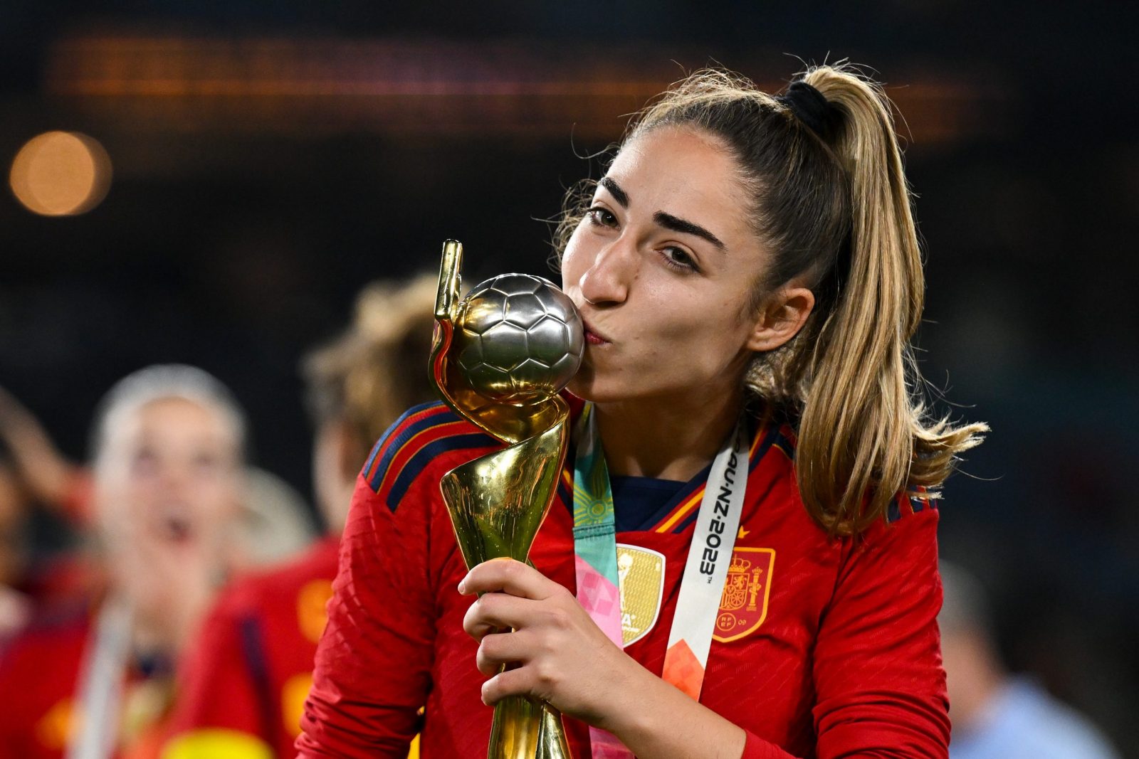epa10809840 Olga Carmona of Spain kisses the winner’s trophy after winning the FIFA Women's World Cup 2023 Final soccer match between Spain and England at Stadium Australia in Sydney, Australia, 20 August 2023.  EPA/DEAN LEWINS  AUSTRALIA AND NEW ZEALAND OUT