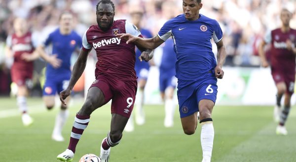 epa10810273 Michael Antonio (L) of West Ham and Thiago Silva (R) of Chelsea in action during the English Premier League soccer match between West Ham United and Chelsea FC, in London, Britain, 20 August 2023.  EPA/VINCE MIGNOTT EDITORIAL USE ONLY. No use with unauthorized audio, video, data, fixture lists, club/league logos or 'live' services. Online in-match use limited to 120 images, no video emulation. No use in betting, games or single club/league/player publications.