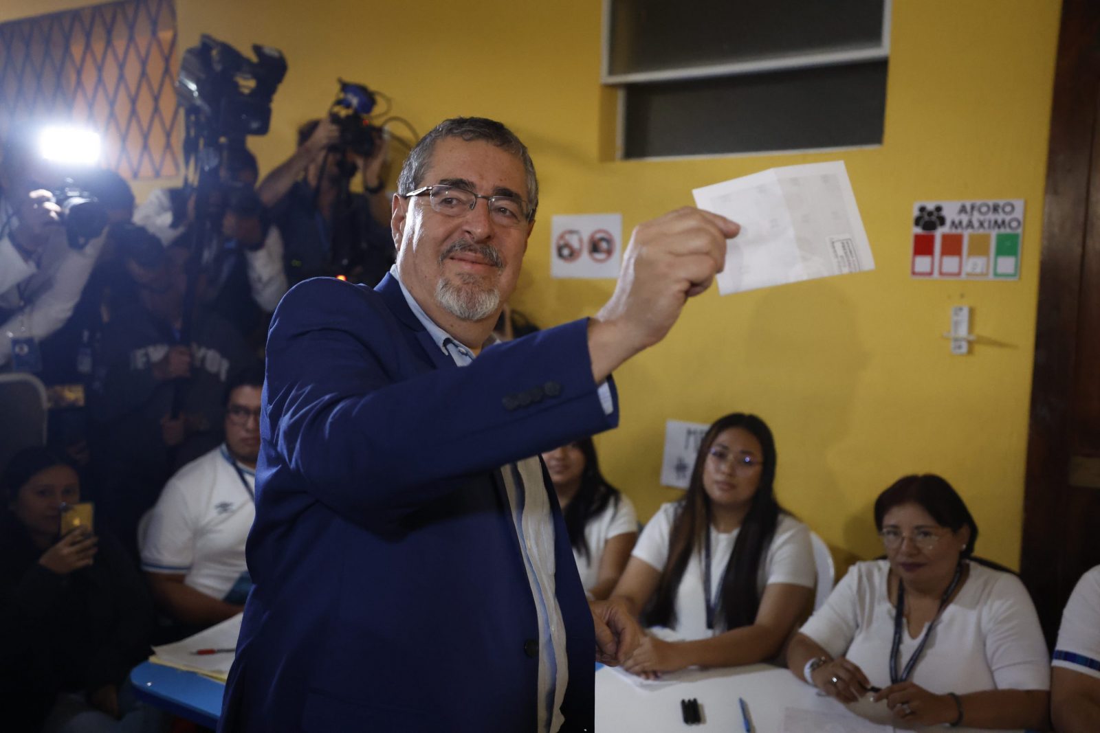 epa10810470 The progressive academic Bernardo Arevalo de Leon (C), of the Semilla Movement, votes during the second round of the presidential elections, in Guatemala City, Guatemala, 20 August 2023. The Guatemalan voting centers opened their doors this Sunday for election day, where the Central American country will decide its next president for the period 2024-2028. There are almost 3,500 voting centers where 9.3 million Guatemalans are registered to exercise their suffrage. The candidates running for the presidency are the winner of the first round held on 25 June, Sandra Torres Casanova, of the National Unity of Hope (UNE) and the second place, the progressive academic Bernardo Arevalo de Leon, of the Movimiento Semilla.  EPA/Esteban Biba