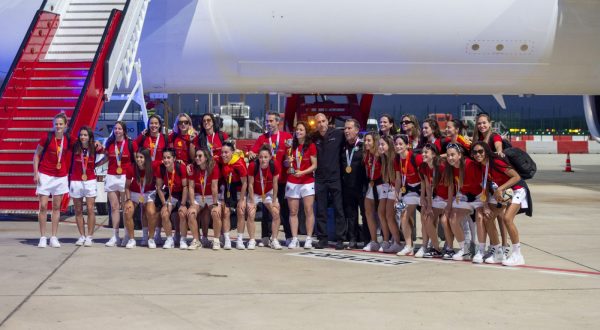 epa10812630 Spain's players, head coach Jorge Vilda (7-L) and president of Spanish Royal Soccer Federation Luis Rubiales (7-R) react upon arrival following their victory in the FIFA Women's World Cup 2023, in Puente del Rey, Madrid, Spain, 21 August 2023. Spain defeated England on the FIFA Women's World Cup 2023 Final soccer match at Stadium Australia in Sydney, Australia, on 20 August 2023.  EPA/FERNANDO VILLAR