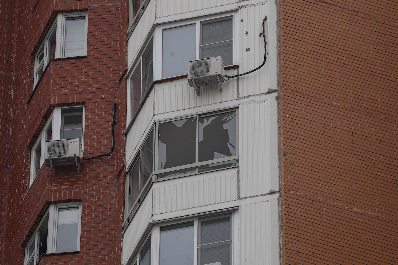 epa10813159 Broken windows on a residential building the morning after two drones were shot down in Krasnogorsk, Moscow region, Russia, 22 August 2023. One injured and no casualties were reported when two drones were shot down in the sky over the Moscow region, Governor Andrei Vorobyov said on 22 August. The Russian Ministry of Defense said that two Ukrainian drones were shot down over the Moscow region on the night between 21 and 22 August, and that electronic warfare (EW) brought down two more drones in the Bryansk region.  EPA/YURI KOCHETKOV