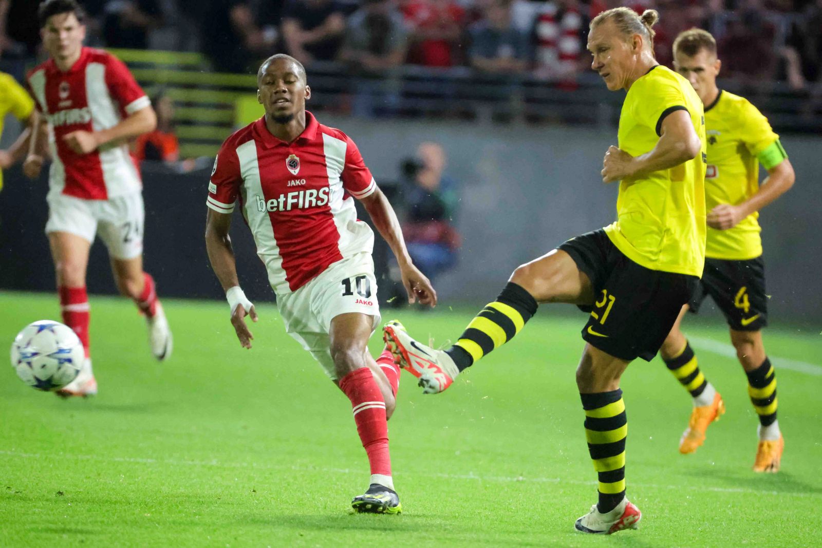 epa10814313 Athens' player Domagoj Vida in action during the UEFA Champions League play-offs, 1st leg match between Royal Antwerp and AEK Athens in Antwerp, Belgium, 22 August 2023.  EPA/OLIVIER MATTHYS