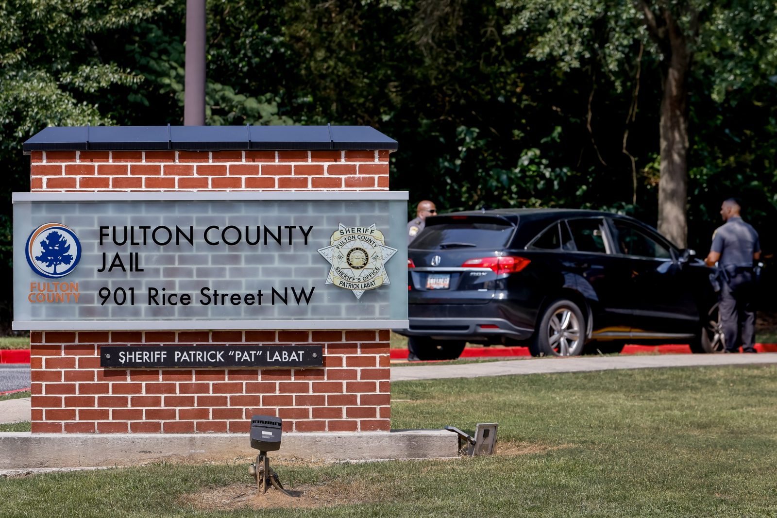 epa10814488 Fulton County Sheriff deputies provide security outside the Fulton County Jail after a grand jury indictment against former US President Donald Trump and 18 co-defendants for 2020 election interference in Atlanta, Georgia, USA, 22 August 2023. Defendants in the case have until noon on 25 August 2023 to surrender at the jail. Fulton County District Attorney Fani Willis announced the criminal charges against former President Trump and the others in an alleged sweeping and wide-ranging criminal conspiracy.  EPA/ERIK S. LESSER